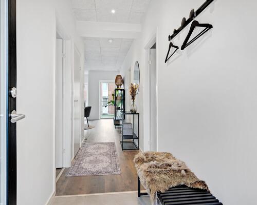 Flot og velindrettet lejlighed med altan og lækre fællesarealer 😍