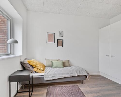 Flot og velindrettet lejlighed med altan og lækre fællesarealer 😍