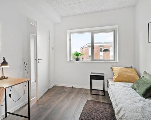 Flot og velindrettet lejlighed med altan og lækre fællesarealer 😍