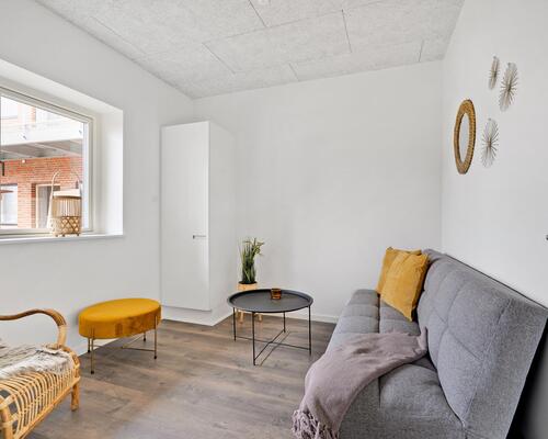 Flot og velindrettet lejlighed med altan og lækre fællesarealer 😍