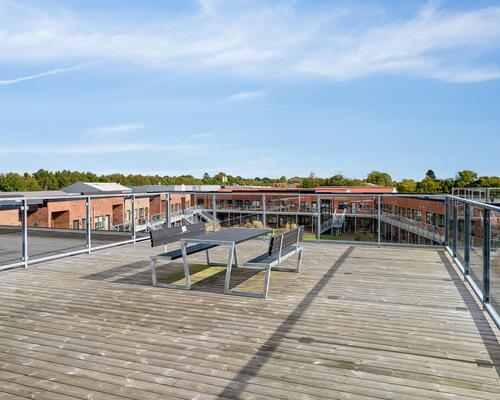 Flot og velindrettet lejlighed med altan og lækre fællesarealer 😍