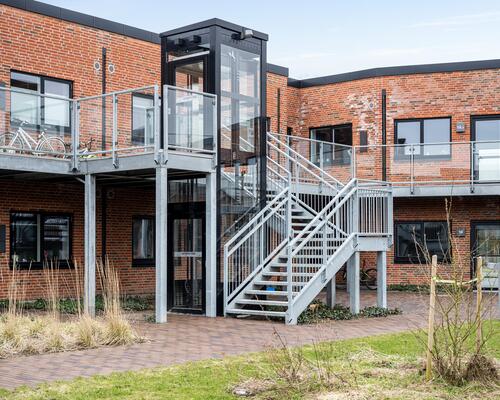 Flot og velindrettet lejlighed med altan og lækre fællesarealer 😍