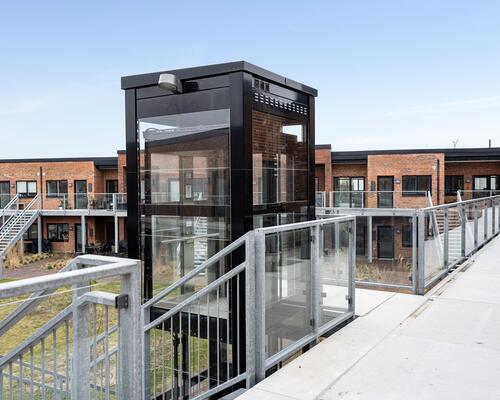 Flot og velindrettet lejlighed med altan og lækre fællesarealer 😍