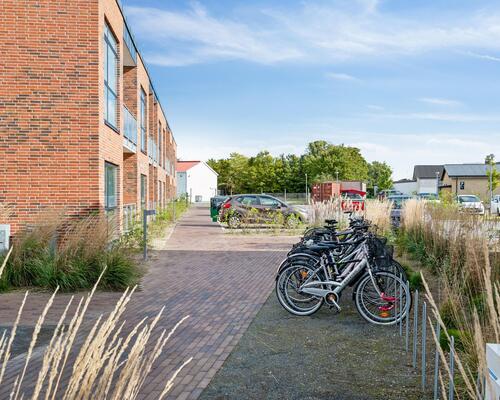 Flot og velindrettet lejlighed med altan og lækre fællesarealer 😍