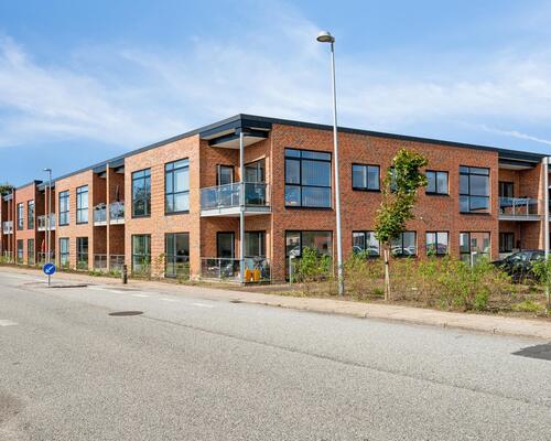 Flot og velindrettet lejlighed med altan og lækre fællesarealer 😍