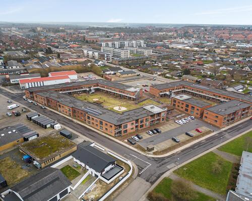 Flot og velindrettet lejlighed med altan og lækre fællesarealer 😍