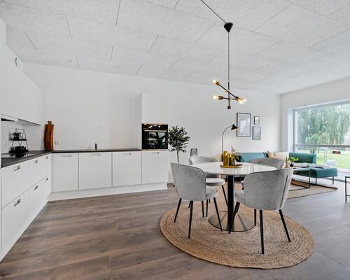 Flot og velindrettet stue-lejlighed med altan og lækre fællesarealer 😍<br>