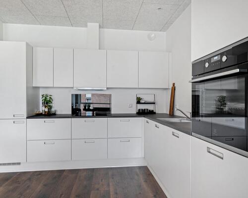 Flot og velindrettet stue-lejlighed med altan og lækre fællesarealer 😍<br>