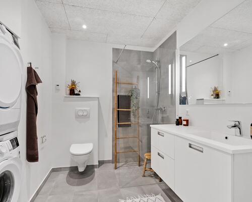 Flot og velindrettet stue-lejlighed med altan og lækre fællesarealer 😍<br>