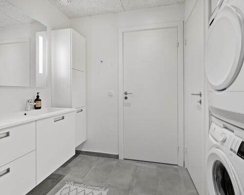 Flot og velindrettet stue-lejlighed med altan og lækre fællesarealer 😍<br>