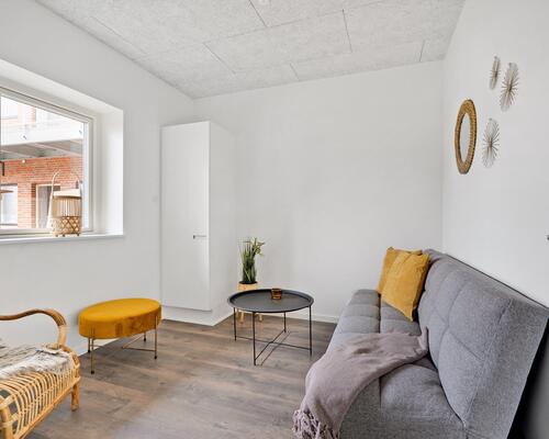 Flot og velindrettet stue-lejlighed med altan og lækre fællesarealer 😍<br>