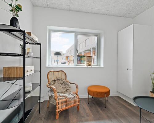 Flot og velindrettet stue-lejlighed med altan og lækre fællesarealer 😍<br>