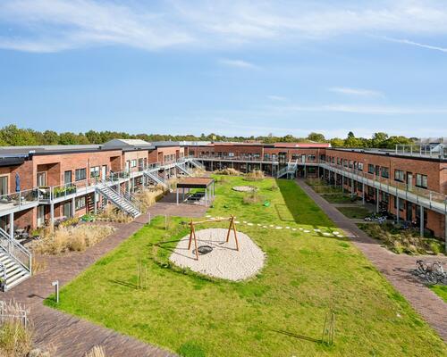 Flot og velindrettet stue-lejlighed med altan og lækre fællesarealer 😍<br>