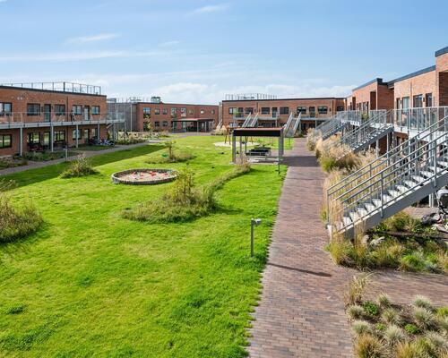 Flot og velindrettet stue-lejlighed med altan og lækre fællesarealer 😍<br>