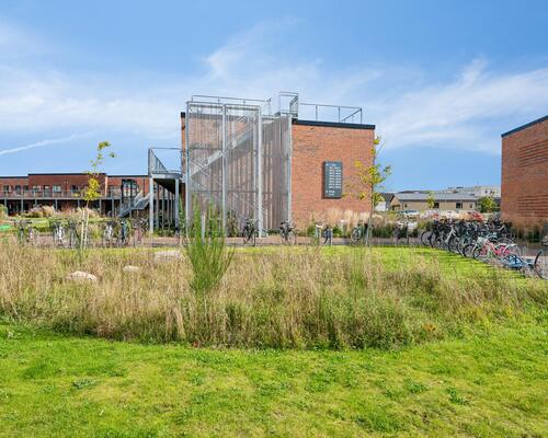 Flot og velindrettet stue-lejlighed med altan og lækre fællesarealer 😍<br>