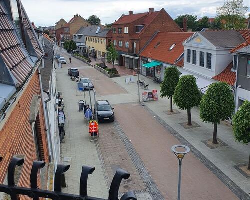 Herskabelig lejlighed centralt på Algade