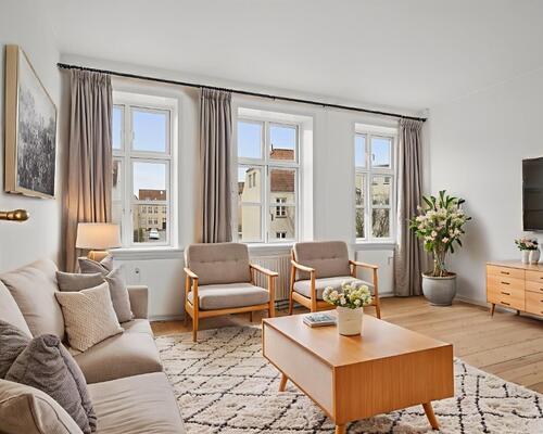 Lys 2-værelses på 56 m2 med højt til loftet og klassiske plankegulve – tæt på busforbindelser