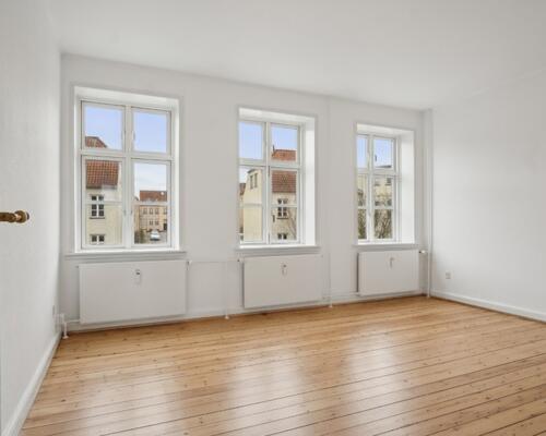 Lys 2-værelses på 56 m2 med højt til loftet og klassiske plankegulve – tæt på busforbindelser