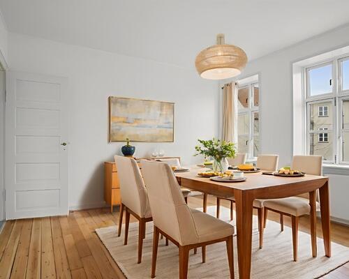 Lys 2-værelses på 56 m2 med højt til loftet og klassiske plankegulve – tæt på busforbindelser