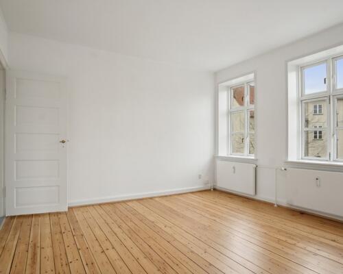 Lys 2-værelses på 56 m2 med højt til loftet og klassiske plankegulve – tæt på busforbindelser