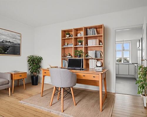 Lys 2-værelses på 56 m2 med højt til loftet og klassiske plankegulve – tæt på busforbindelser