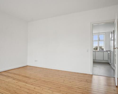 Lys 2-værelses på 56 m2 med højt til loftet og klassiske plankegulve – tæt på busforbindelser