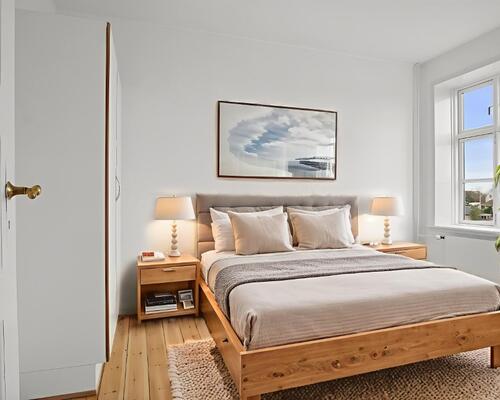 Lys 2-værelses på 56 m2 med højt til loftet og klassiske plankegulve – tæt på busforbindelser