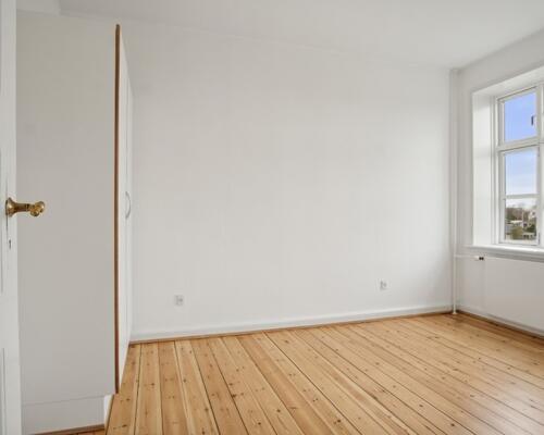 Lys 2-værelses på 56 m2 med højt til loftet og klassiske plankegulve – tæt på busforbindelser