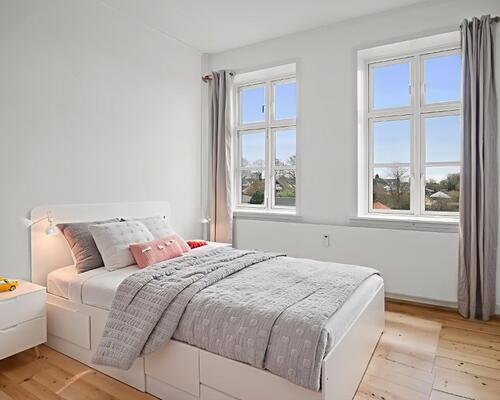 Lys 2-værelses på 56 m2 med højt til loftet og klassiske plankegulve – tæt på busforbindelser