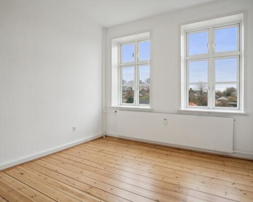 Lys 2-værelses på 56 m2 med højt til loftet og klassiske plankegulve – tæt på busforbindelser