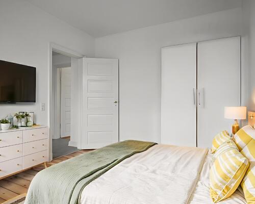 Lys 2-værelses på 56 m2 med højt til loftet og klassiske plankegulve – tæt på busforbindelser