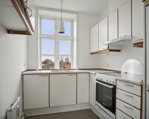 Lys 2-værelses på 56 m2 med højt til loftet og klassiske plankegulve – tæt på busforbindelser