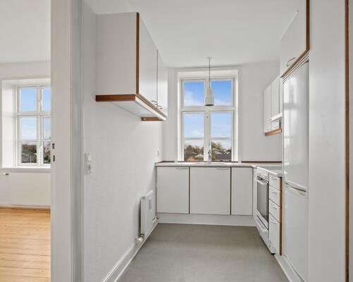 Lys 2-værelses på 56 m2 med højt til loftet og klassiske plankegulve – tæt på busforbindelser