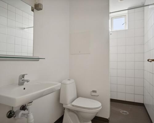 Lys 2-værelses på 56 m2 med højt til loftet og klassiske plankegulve – tæt på busforbindelser