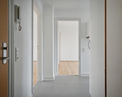 Lys 2-værelses på 56 m2 med højt til loftet og klassiske plankegulve – tæt på busforbindelser