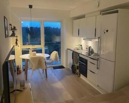 På 4 sal, ende lejlighed. med rigtig god udsigt. billederne er fra en anden lejlighed, som er helt magen til.