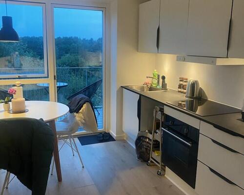 På 4 sal, ende lejlighed. med rigtig god udsigt. billederne er fra en anden lejlighed, som er helt magen til.