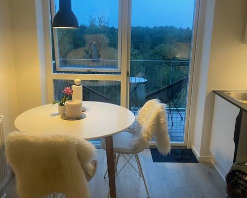 På 4 sal, ende lejlighed. med rigtig god udsigt. billederne er fra en anden lejlighed, som er helt magen til.