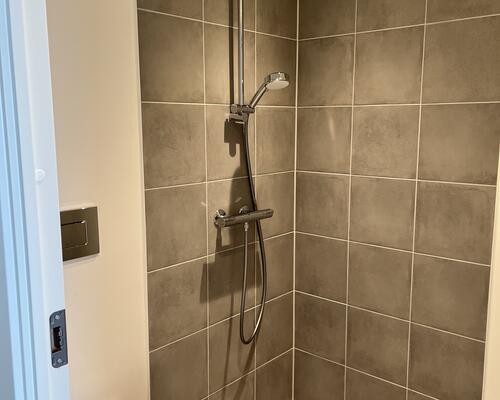 På 4 sal, ende lejlighed. med rigtig god udsigt. billederne er fra en anden lejlighed, som er helt magen til.