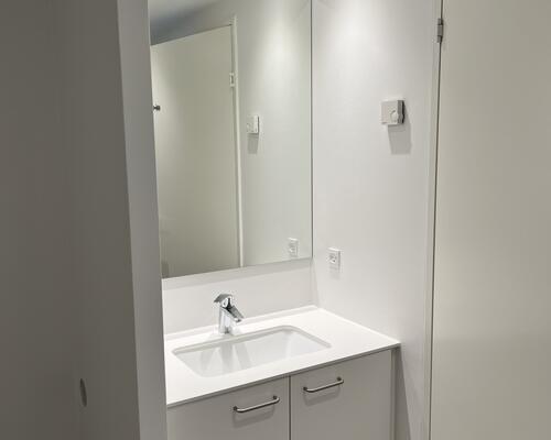 På 4 sal, ende lejlighed. med rigtig god udsigt. billederne er fra en anden lejlighed, som er helt magen til.