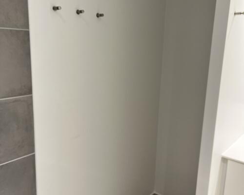 På 4 sal, ende lejlighed. med rigtig god udsigt. billederne er fra en anden lejlighed, som er helt magen til.