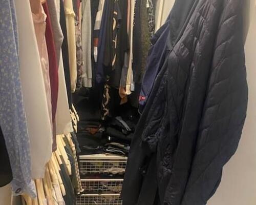 På 4 sal, ende lejlighed. med rigtig god udsigt. billederne er fra en anden lejlighed, som er helt magen til.