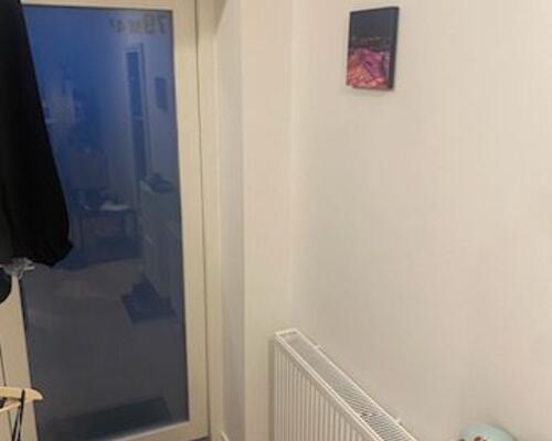 På 4 sal, ende lejlighed. med rigtig god udsigt. billederne er fra en anden lejlighed, som er helt magen til.