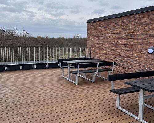 På 4 sal, ende lejlighed. med rigtig god udsigt. billederne er fra en anden lejlighed, som er helt magen til.