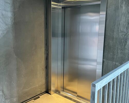 På 4 sal, ende lejlighed. med rigtig god udsigt. billederne er fra en anden lejlighed, som er helt magen til.