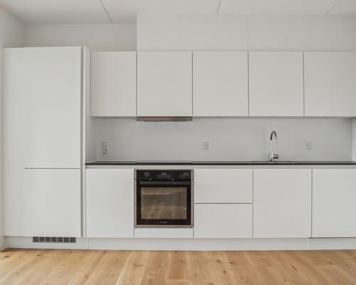 Delevenlig og rummelig 5-værelses bolig med to toiletter, stort køkken-alrum og solrig sydvendt altan – Ideel til familien eller roommates!