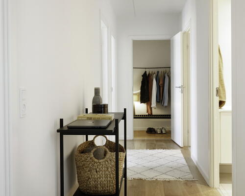 Delevenlig og rummelig 5-værelses bolig med to toiletter, stort køkken-alrum og solrig sydvendt altan – Ideel til familien eller roommates!