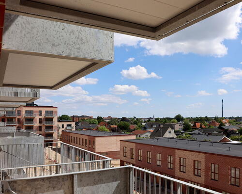 Delevenlig og rummelig 5-værelses bolig med to toiletter, stort køkken-alrum og solrig sydvendt altan – Ideel til familien eller roommates!