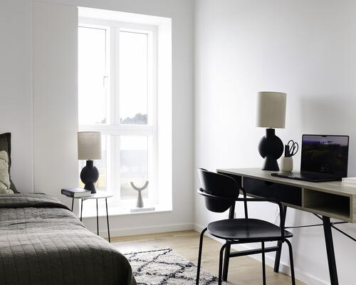 Delevenlig og rummelig 5-værelses bolig med to toiletter, stort køkken-alrum og solrig sydvendt altan – Ideel til familien eller roommates!