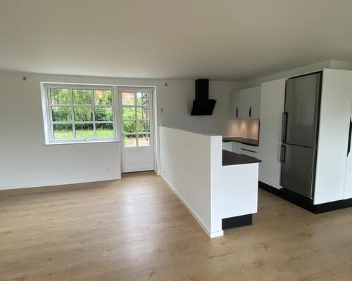 Bo idyllisk i nyistandsat 4 værelses lejlighed i Vinkel